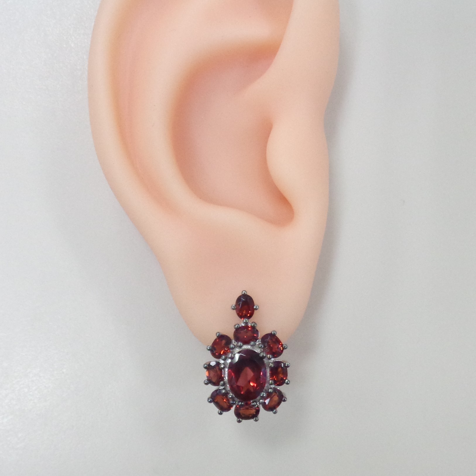 Серебряные серьги с гранатами